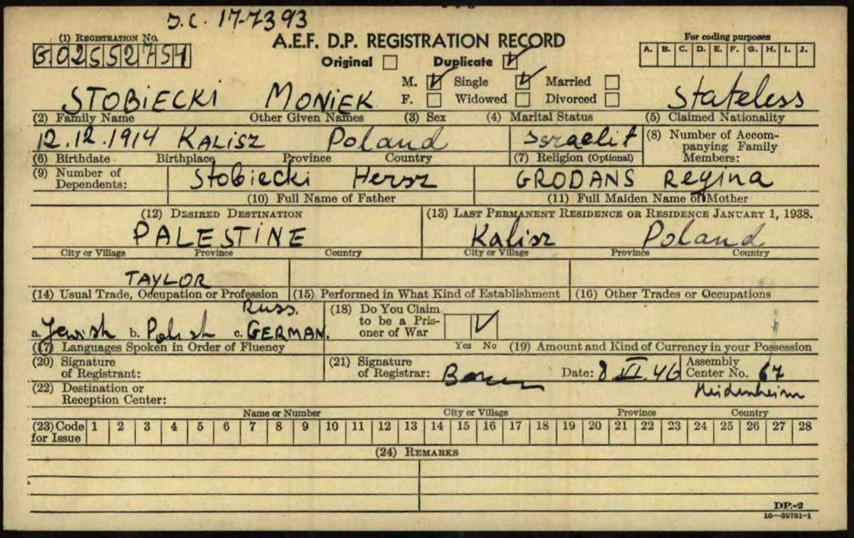 A ficha de deslocado de guerra (A.E.F. D.P. Registration Record) — frente