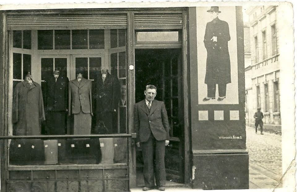 Herz Stobiecki na porta da loja, 1936–37